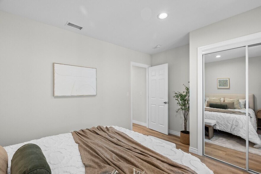 Building Photo - 1745 W 39th St