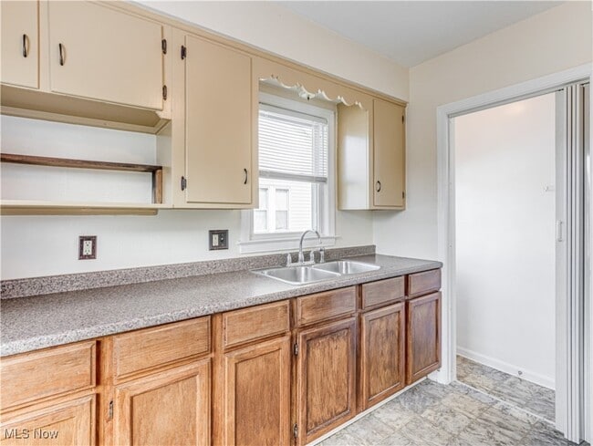 Building Photo - 2703 Oakwood Dr