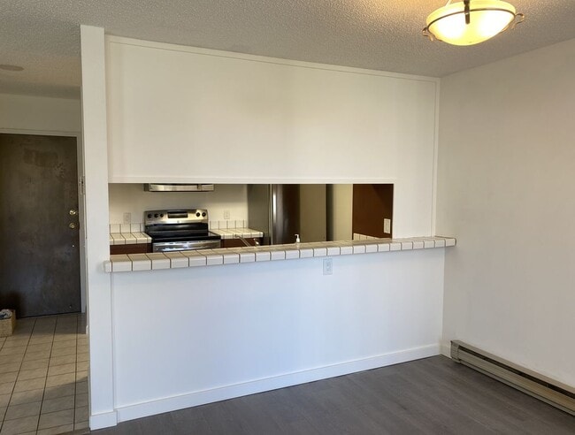 Building Photo - 2101 Shore Line Dr