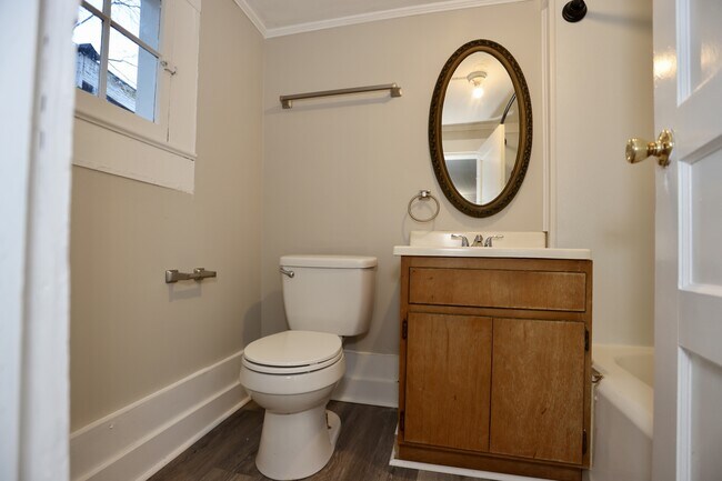 Building Photo - 634 W Bell St