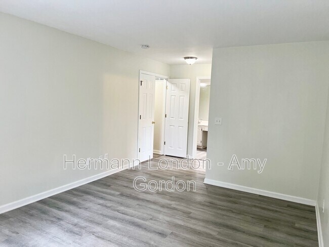 Building Photo - 4225 W Pine Blvd