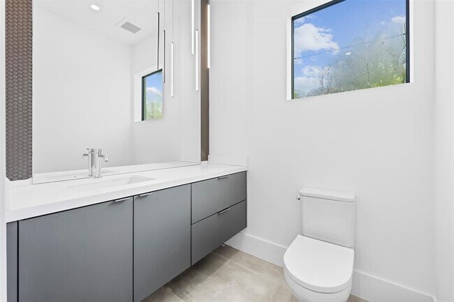 Building Photo - 3294 SW 15th Ave