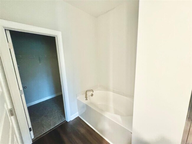 Building Photo - 5000 Tea Rose Dr