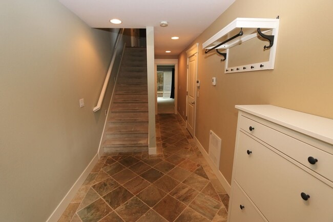 Building Photo - Wallingford 3bd/3.5ba, Vaulted Ceilings, G...