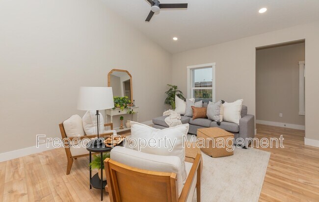 Building Photo - 2125 Oxon St