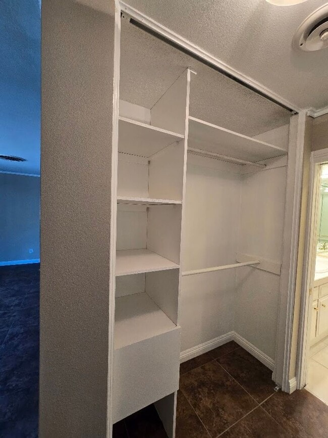 Building Photo - A Fabulous 3 Bedroom Townhome Centrally located.