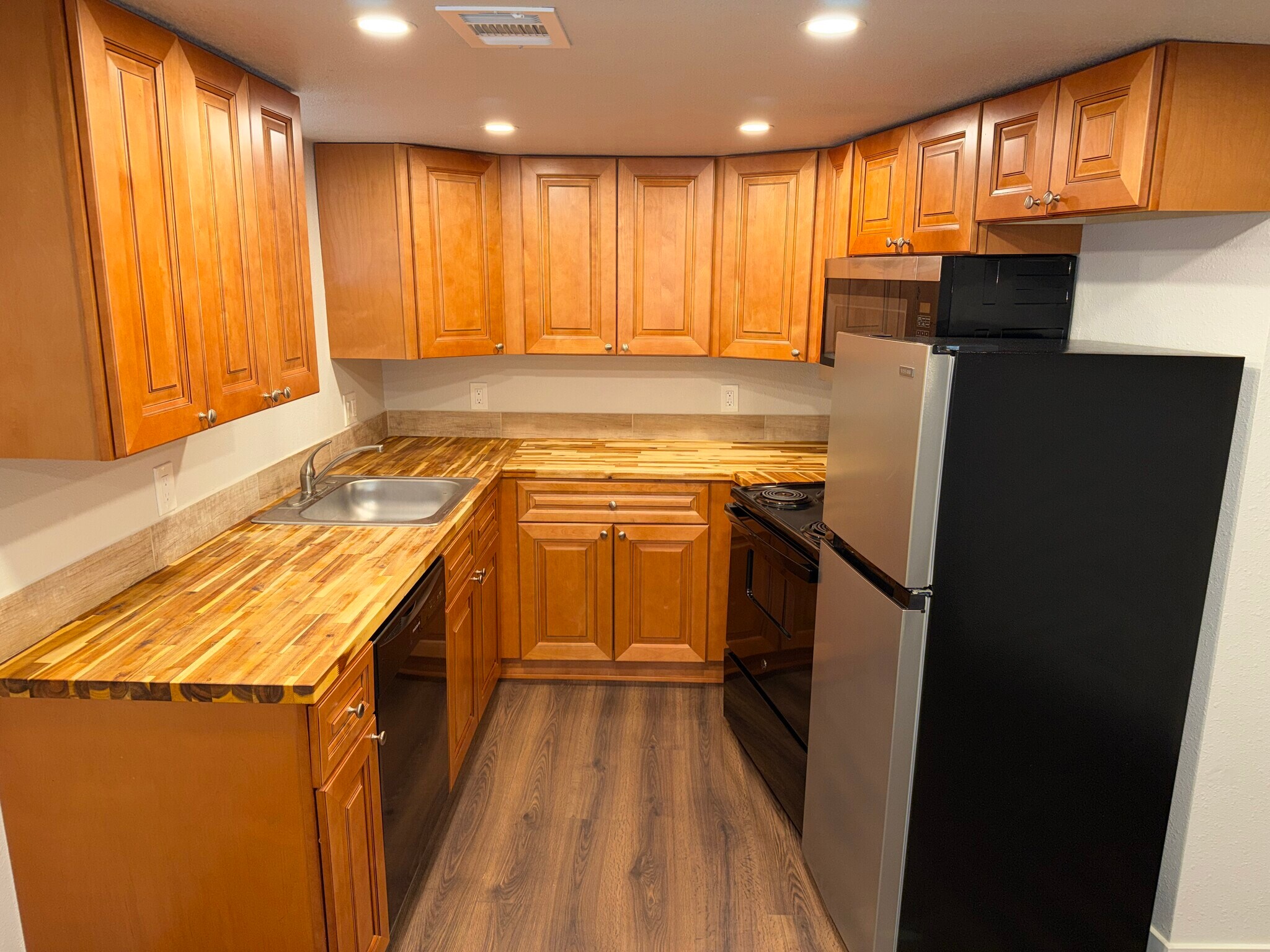 Kitchen - 3063 S Pennsylvania St