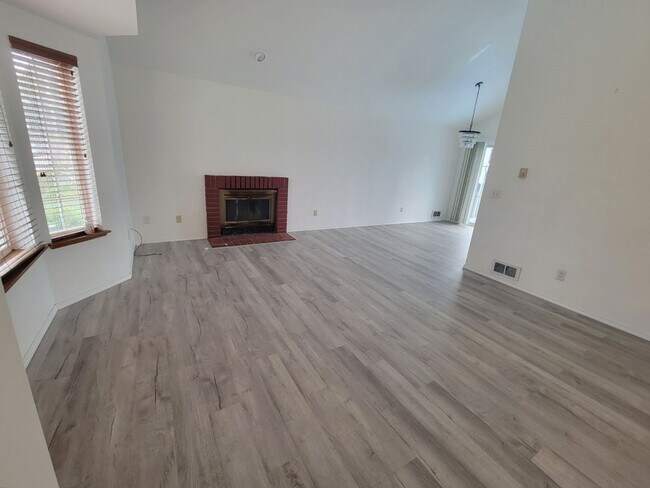 Building Photo - 899 S 86th St