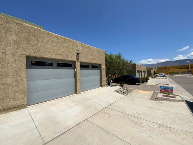 Building Photo - 4 Bedroom Home Available in Juan Tabo Hills!