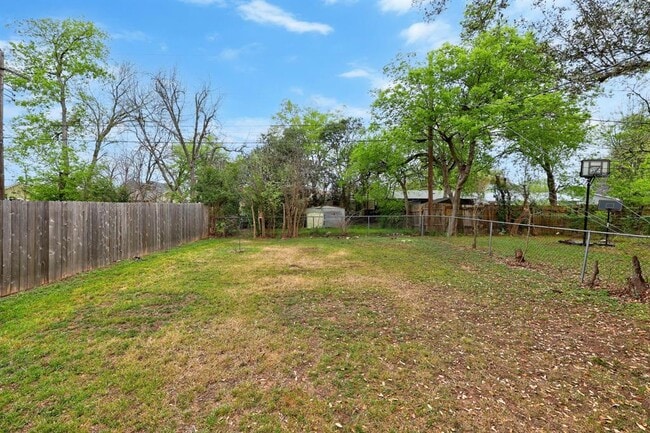 Building Photo - 6204 Linda Ln