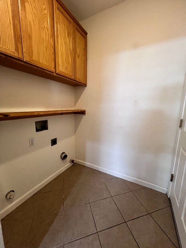 Building Photo - Super cute home with 3 car garage in a des...