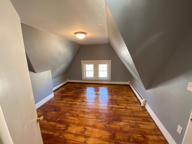 Building Photo - 10 Burtt St