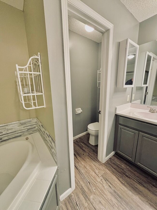 Building Photo - Gorgeous 3 Bedroom 4 Bath End Unit in Eagan