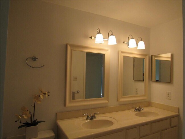 Building Photo - 2425 Augusta Dr
