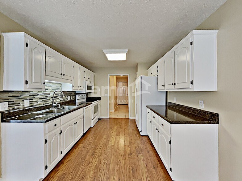 Building Photo - 201 Fox Hunt Ln