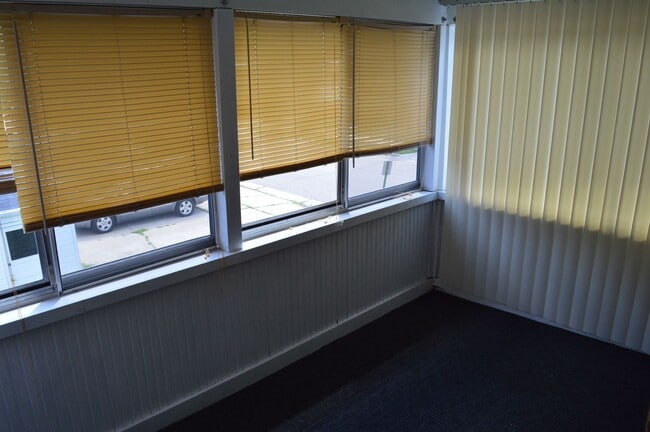 Building Photo - 216 Oak St