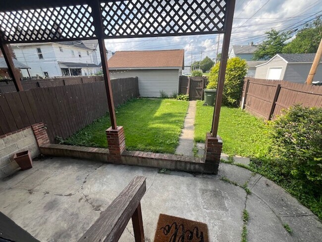Building Photo - Spacious 3 bed, 1.5 bath duplex