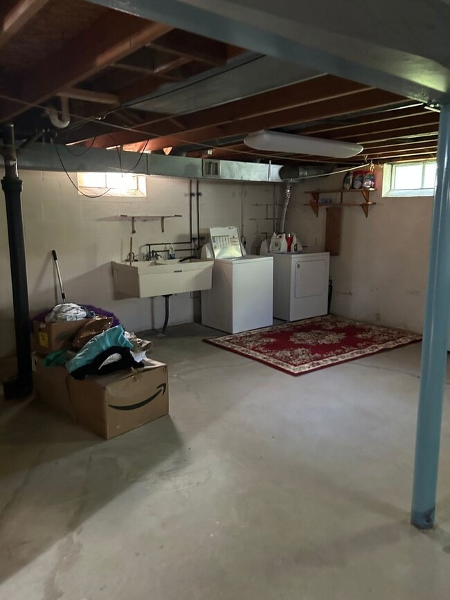 Building Photo - 3 Bedrooms One Floor Ranch House with 2 car attached garage in Lyndhurst