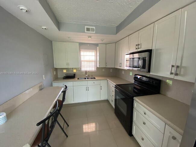Building Photo - 8897 Fontainebleau Blvd