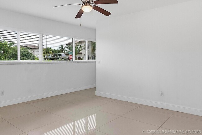 Building Photo - 2910 NE 40th Ct