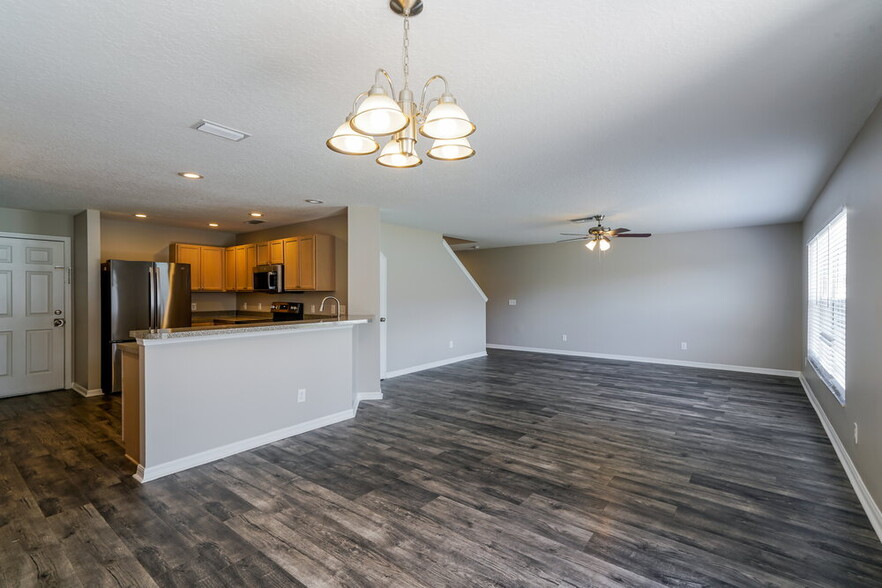 Building Photo - 11025 Golden Silence Dr