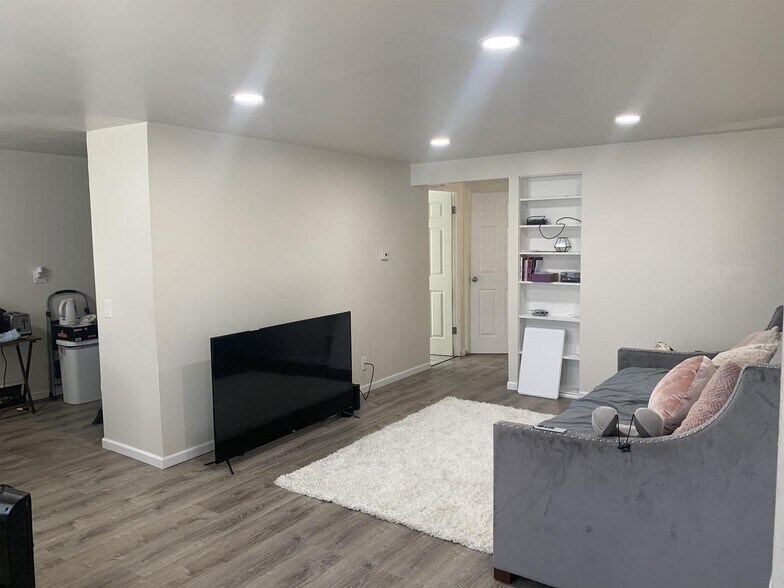Building Photo - 5830 Balsam Rd
