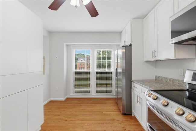 Building Photo - Welcome home to this beautifully updated and move-in-ready 3-bedroom, 3.5-bath townhouse