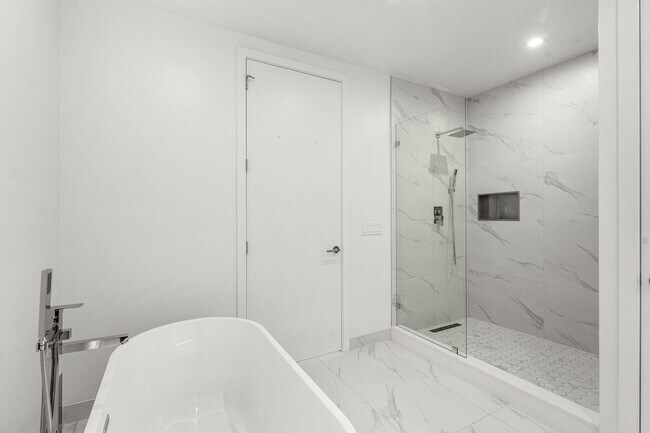 Building Photo - 220 Lake Shore Dr