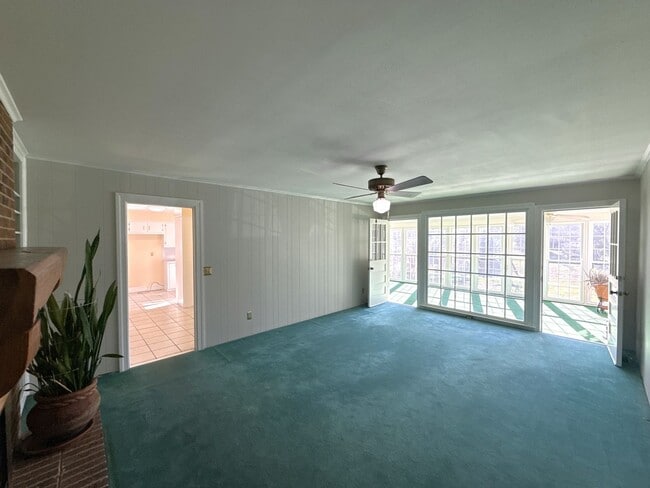 Building Photo - Beautiful 5 Bedroom 3 Bathroom House on Country Club Golf Course!