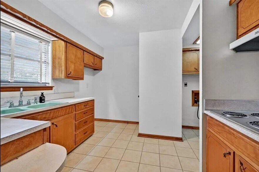 Building Photo - 1402 Hillcrest Dr