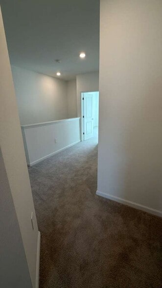 Building Photo - 382 Sol Vis Dr