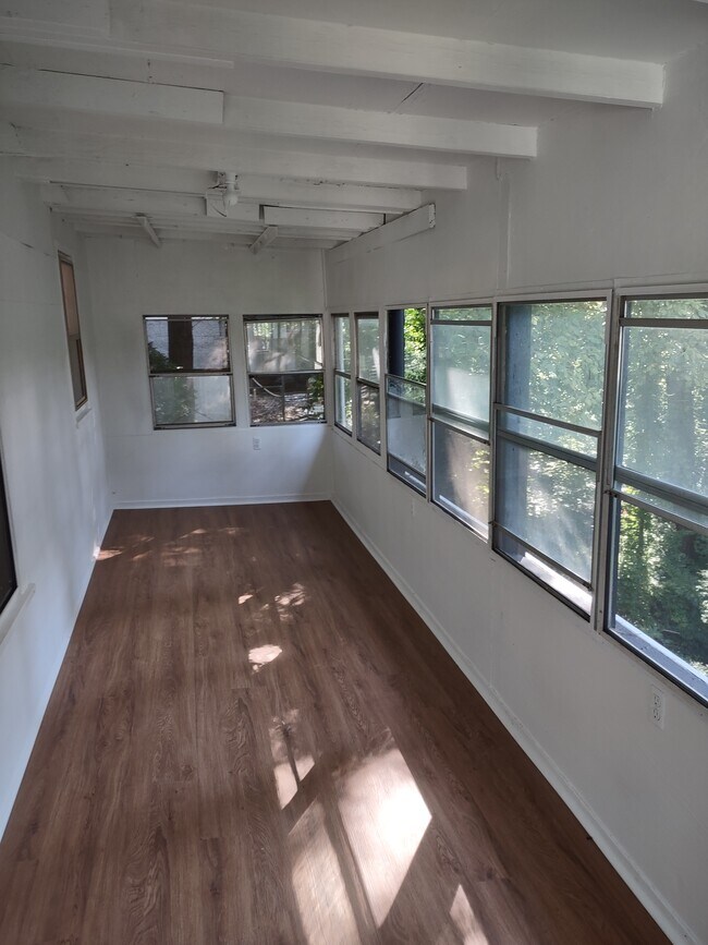 Building Photo - 202 Hillview Ave
