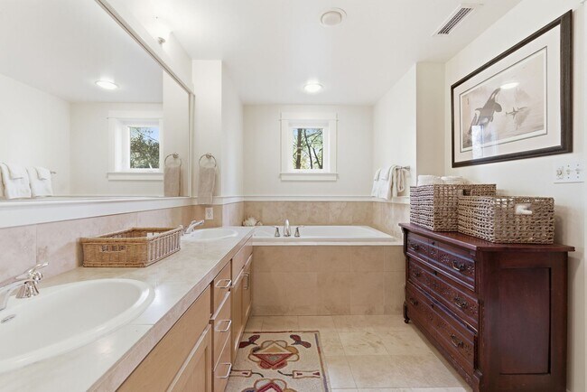 Building Photo - Boutique Bainbridge Condominium