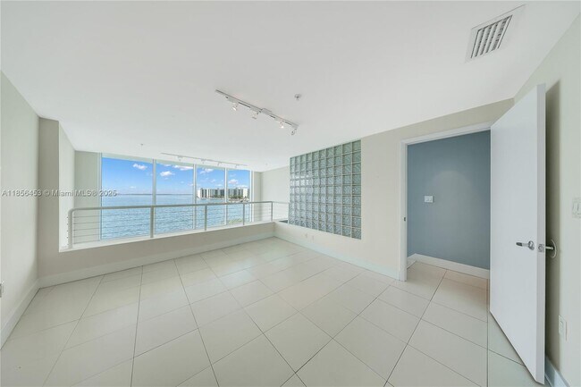 Building Photo - 2000 Bay Dr