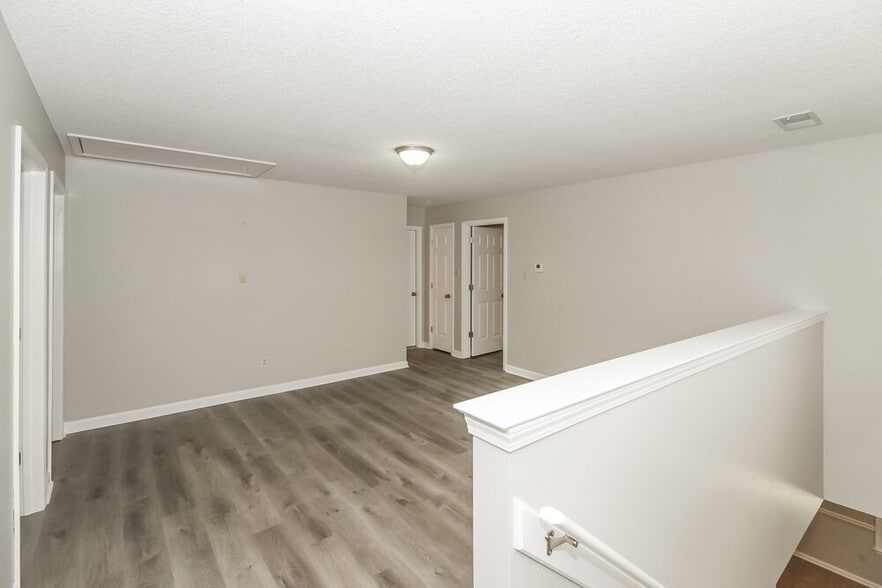 Building Photo - 4077 Course View Dr
