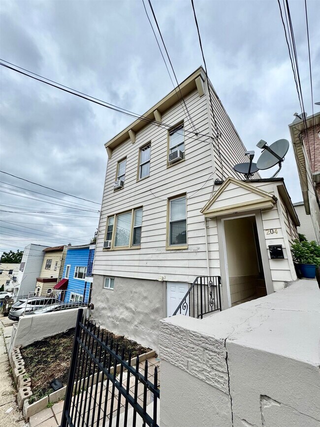Building Photo - 204 Zabriskie St