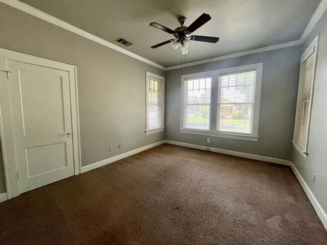 Building Photo - 4bed/2bath corner lot house in Hyde Park