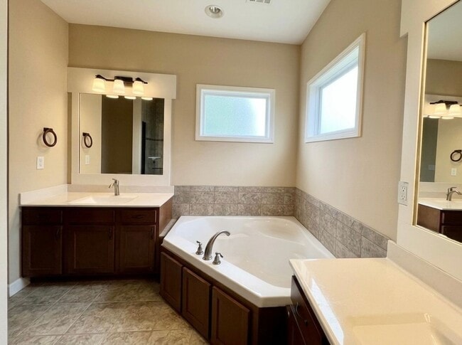 Building Photo - Executive Style Home in Grand Mere