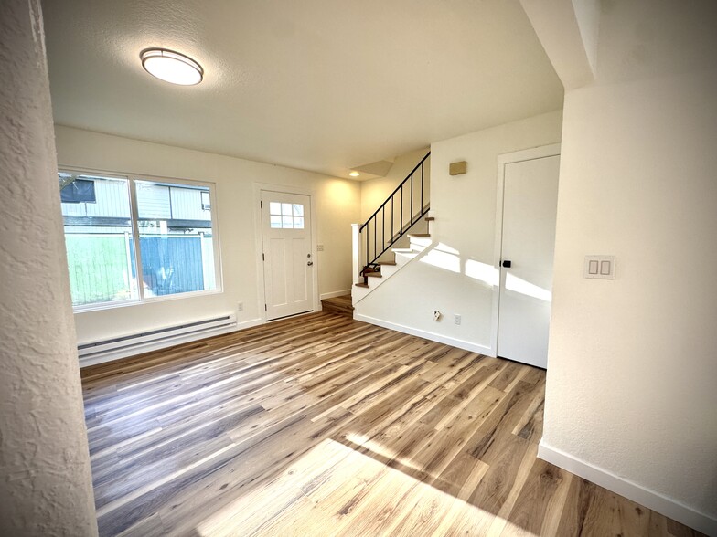 Building Photo - 640 5th Ave S