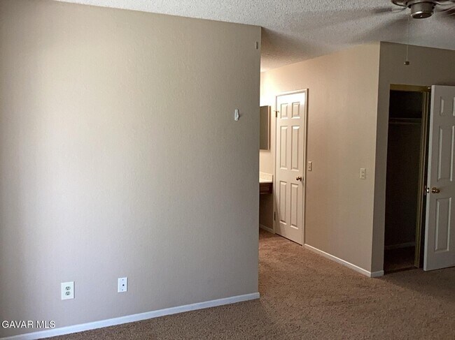 Building Photo - 43430 Sierra Vista Dr