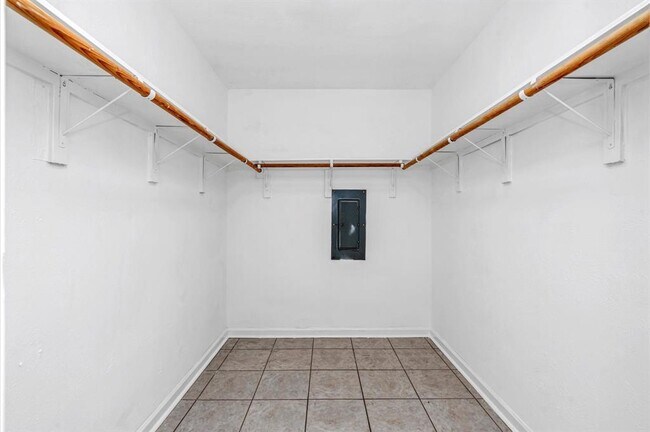 Building Photo - 18215 Navajo Trail Dr