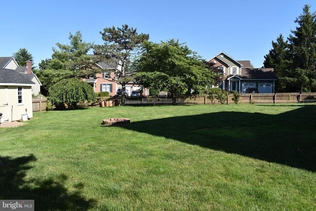 Building Photo - 2174 E Greenleaf Dr