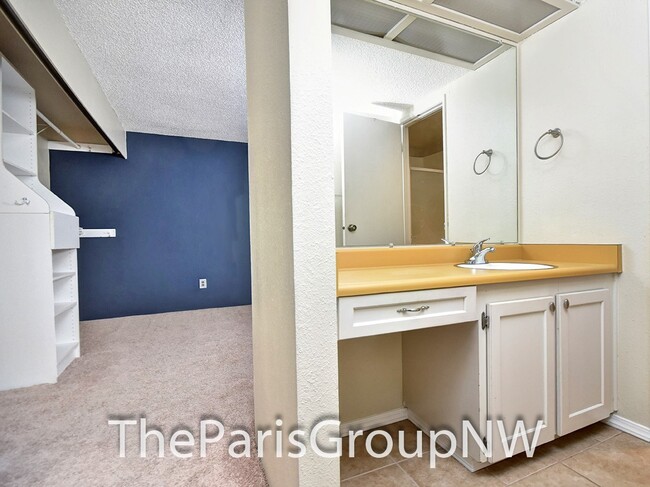 Building Photo - 3BR Top Flr Fairwood Condo – Great Locatio...