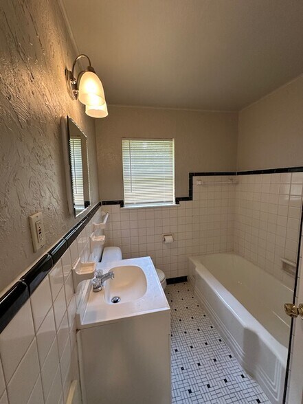 Building Photo - 4228 NW 15th St