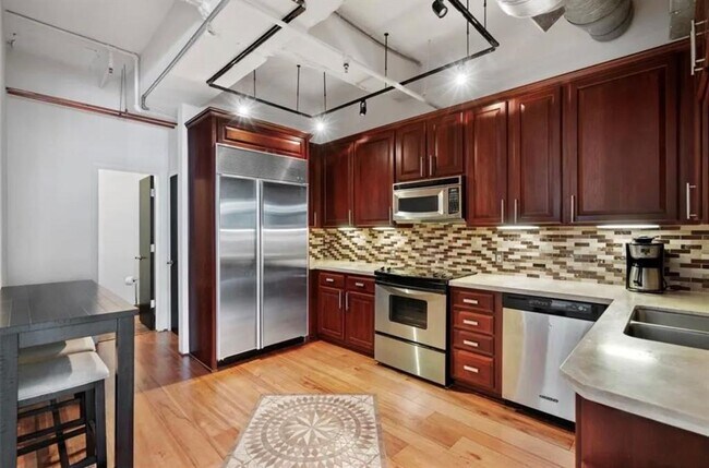 Building Photo - 711 Main St