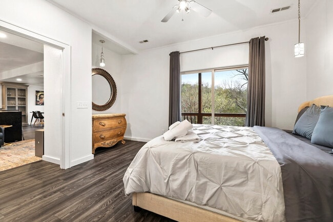 Building Photo - 211 Lakeshore Dr