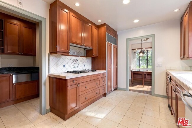 Building Photo - 201 Tavistock Ave