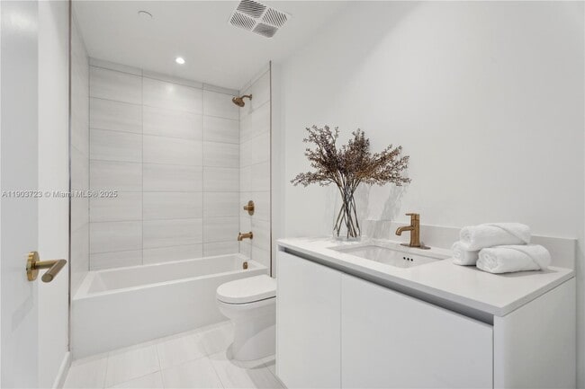 Building Photo - 2678 Tigertail Ave