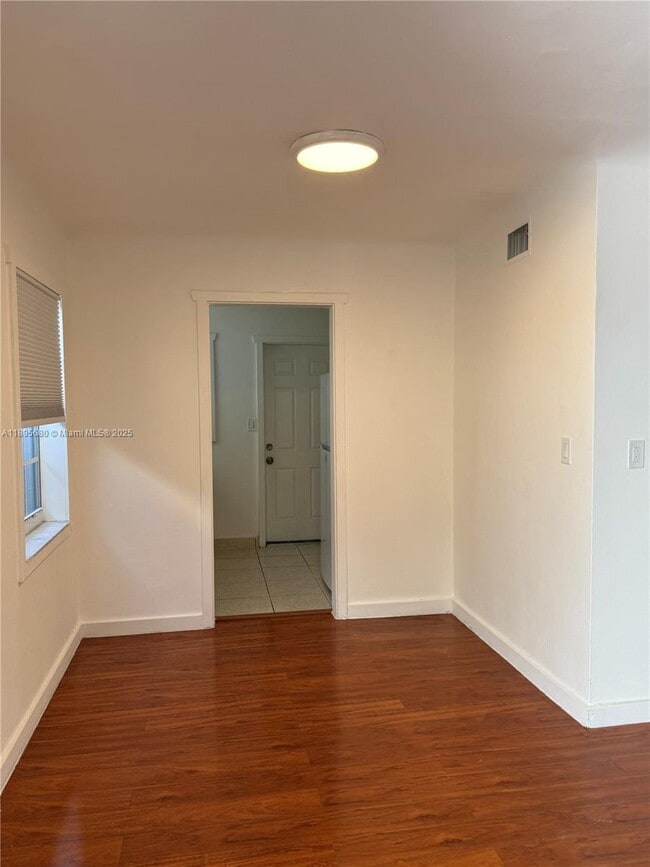 Building Photo - 2101 Bay Dr