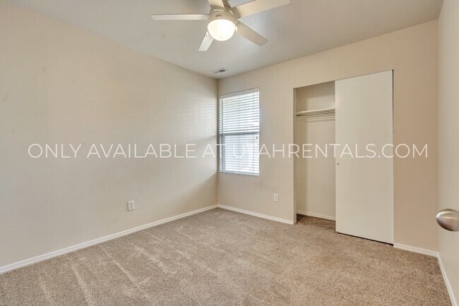 Building Photo - 6623 Blue Iris Dr